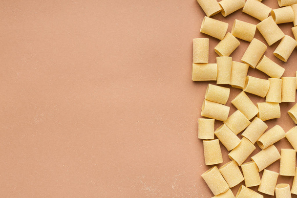 Rand aus Pasta auf rosa Hintergrund - Foto, Bild