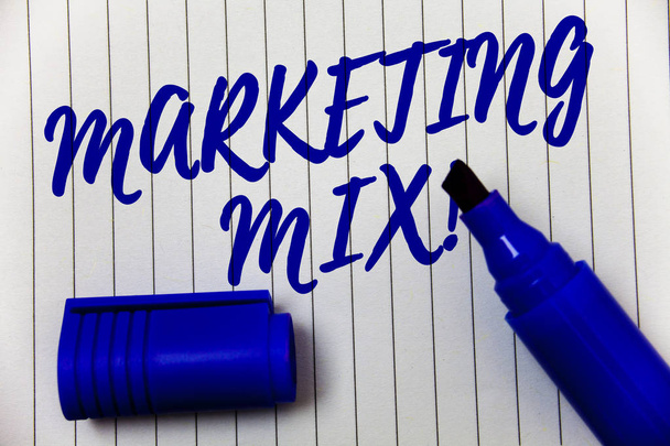 Schreiben Notiz zeigt Marketing Mix Motivationsaufruf. Geschäftsfotos, die Aktionen zur Förderung von Markenprodukten in Marktmarker Stiftkappe fett Textmarker liniert Hintergrund Skript geschärft Feder - Foto, Bild