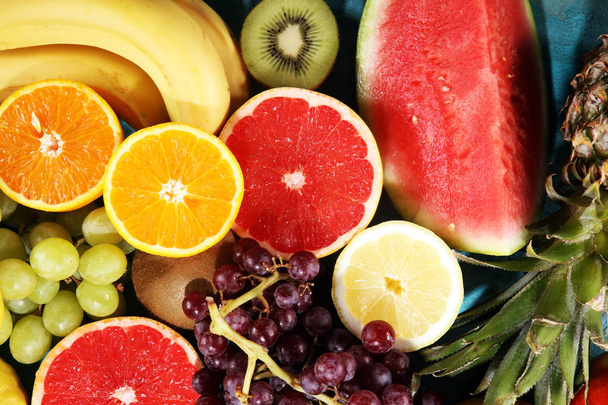 Fondo de frutas orgánicas frescas. Concepto de alimentación saludable. Puesta plana
. - Foto, imagen