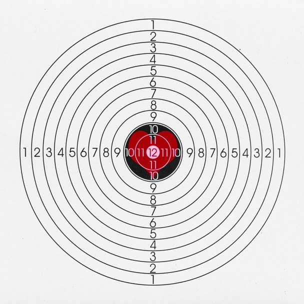 Musta ja valkoinen ammunta tavoite punaisella sydämellä keskellä
 - Valokuva, kuva