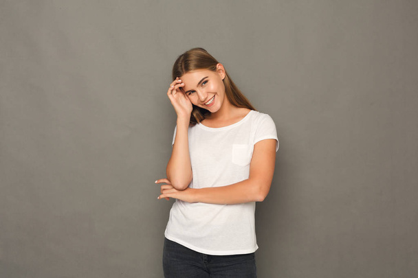 Sorrindo menina loira posando no estúdio
 - Foto, Imagem