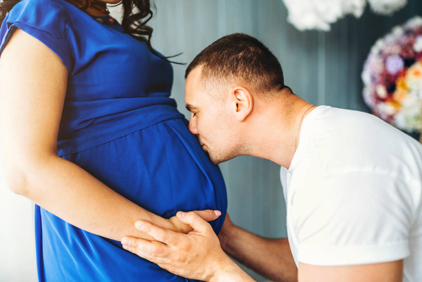 Όμορφη νεαρή έγκυος γυναίκα με τον σύζυγό της - Φωτογραφία, εικόνα