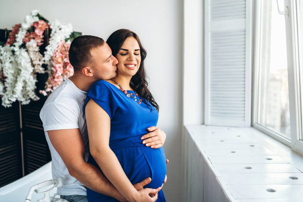 Pretty pregnant woman with her happy husband - Foto, Imagen