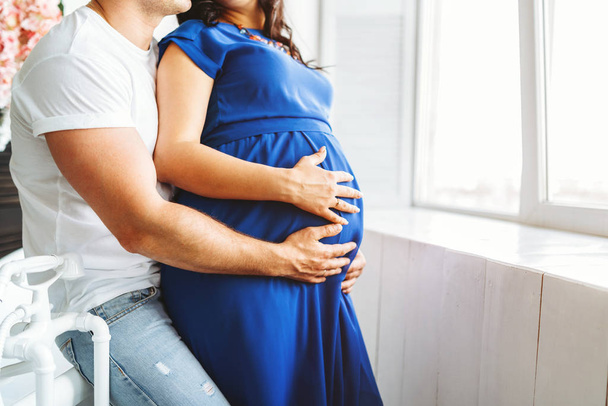 Pretty pregnant woman with her happy husband - Foto, afbeelding