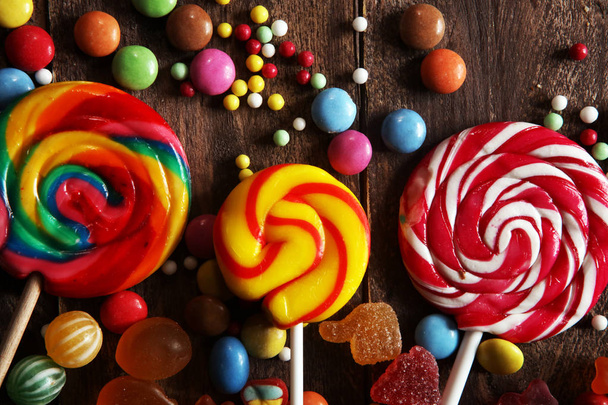 цукерки з желе і цукром. барвистий масив різних дитячих цукерок і ласощів
. - Фото, зображення