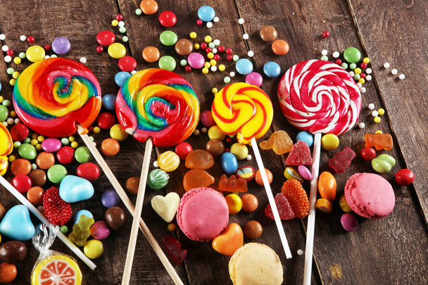 Bonbons mit Gelee und Zucker. Bunte Palette an verschiedenen Süßigkeiten und Leckereien für Kinder. - Foto, Bild