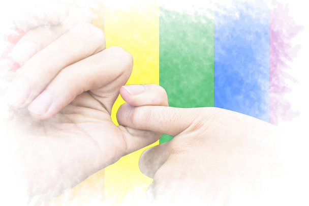 LGBT pride dag concept. Close-up van handen van paar elkaars little finger samen aansluiten. beloof me. - Foto, afbeelding