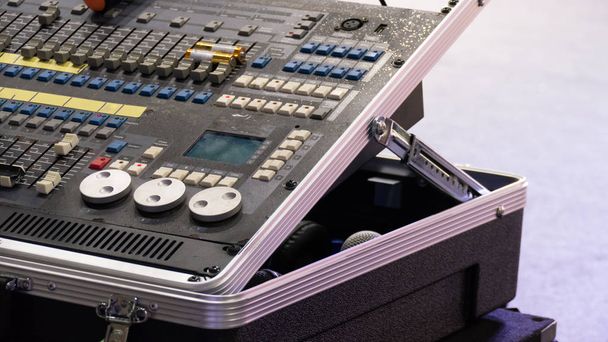 Audio-Mixer. Tonverstärker. Professionelle Technik für die Musikmischung - Foto, Bild