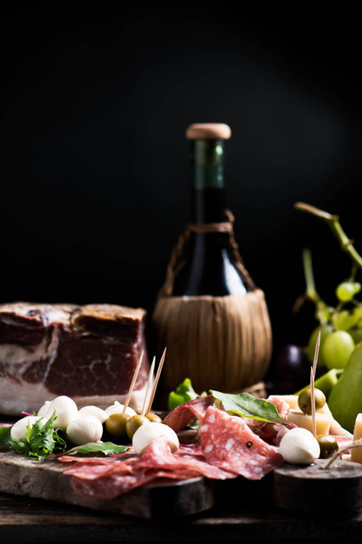 Rusztikus hagyományos olasz ételeket a asztali bor-lombik. Friss tipikus olasz életmód - Fotó, kép