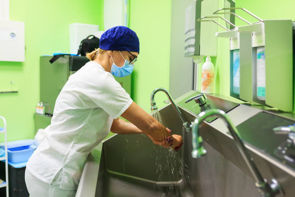 Surgeon in the hospital washing hands - Foto, immagini