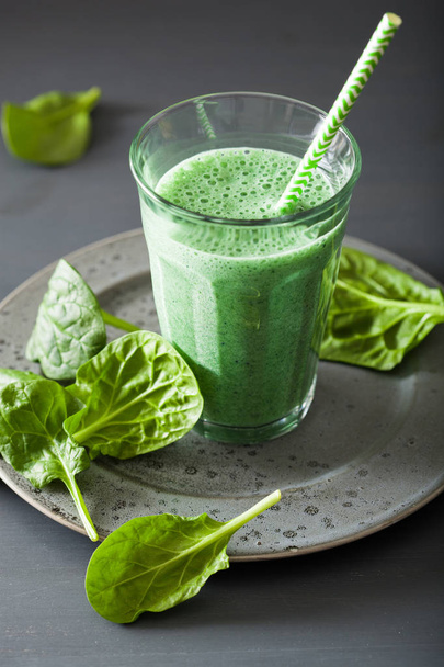 green spinach smoothie with spirulina, chia seed, lime, apple - Foto, afbeelding