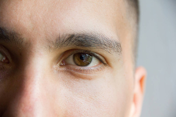 Brown eyes of a young guy - Foto, Bild