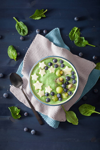 zdrowy zielony szpinak miska smoothie blueberry, gwiazdach jabłko, kiwi, nasion chia - Zdjęcie, obraz