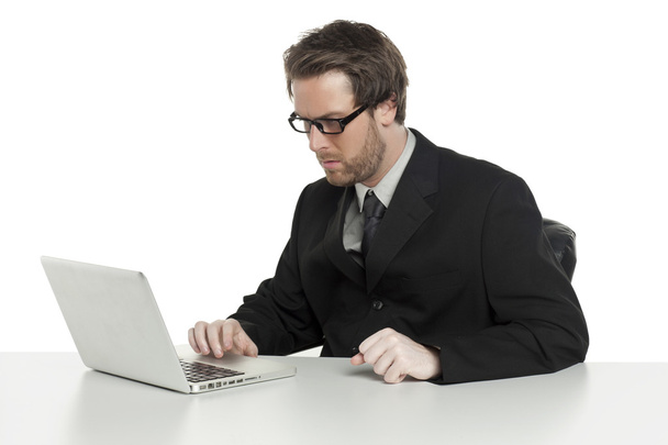 занятой бизнесмен, использующий ноутбук
 - Фото, изображение