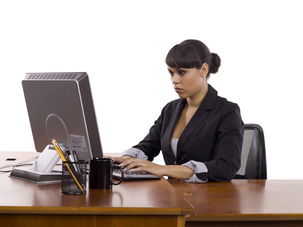 eine geschäftige Büroangestellte auf ihrem Schreibtisch - Foto, Bild