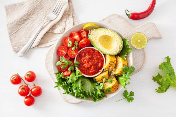 bol de bouddha végétalien. bol à lunch sain avec avocat, tomate, maïs doux et salsa
 - Photo, image