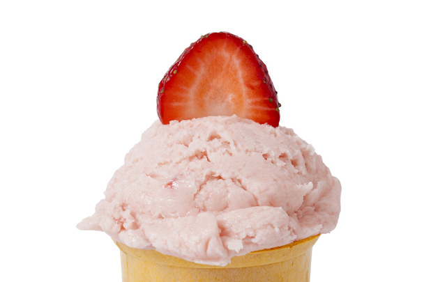 un cono di gelato alla fragola con guarnizione di frutta alla fragola
 - Foto, immagini