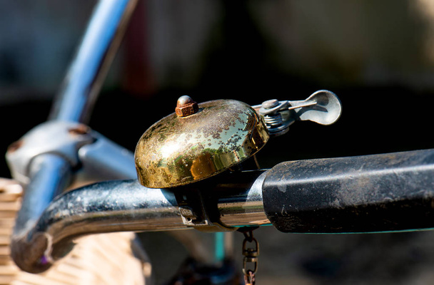 Campanello per bicicletta in metallo in ottone retrò e vecchio stile con illuminazione solare
. - Foto, immagini