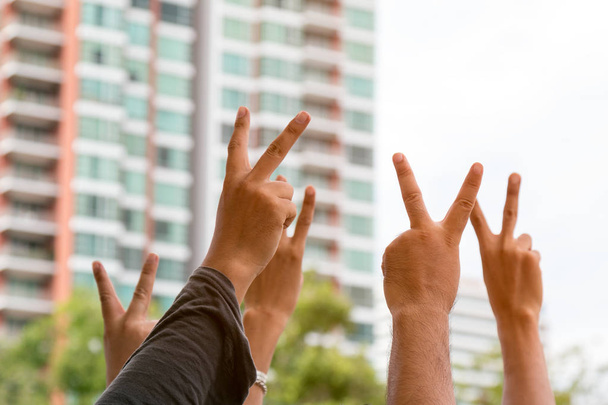 ein Haufen erhobener Hand von Menschen mit leichtem Fackeln - Foto, Bild
