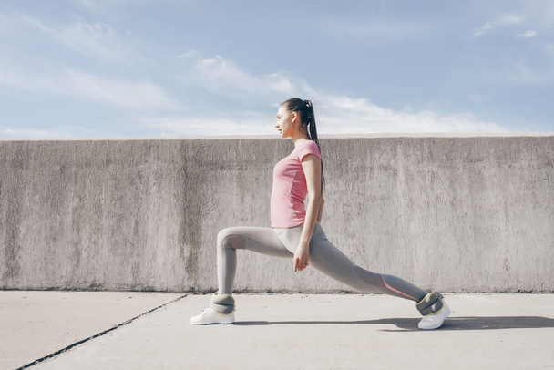 струнка спортивна дівчина розтягується перед тренуванням на відкритому повітрі, веде здоровий спосіб життя
 - Фото, зображення