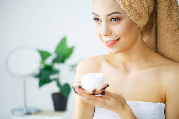 Beauty Face Care. Woman Applying Cream On Skin. - Фото, зображення