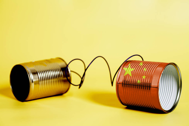 konzervdoboz telefon-val sárga Kína Flag.communication koncepció - Fotó, kép