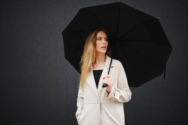 beautiful blonde girl with umbrella - Foto, afbeelding