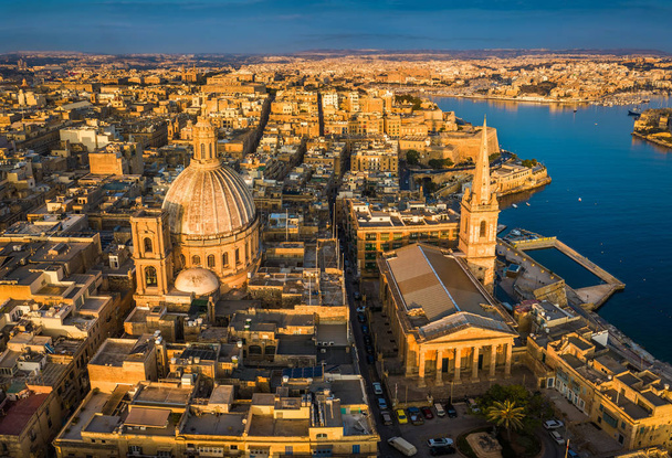 Valletta, Málta - Szűzanya Mount Carmel templom és St.Paul 's Cathedral, a fenti napfelkeltekor a háttérben a Valletta ősi város - Fotó, kép