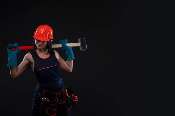 Parità di genere e femminismo. Ragazza sexy in casco di sicurezza tenendo strumento martello. Donna attraente che lavora come operaia edile. uguaglianza di genere. Copia spazio
 - Foto, immagini