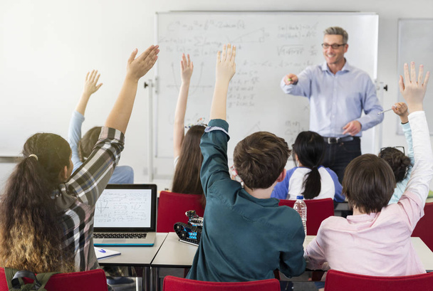 Professor do sexo masculino chamando alunos em sala de aula
 - Foto, Imagem