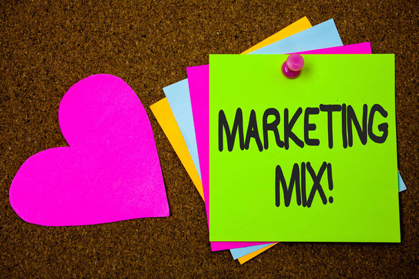 A kézírás szöveg írása Marketing Mix motivációs hívja. Fogalom jelentése a márka a termék piaci hüvelykujj célzó cselekvések rögzített ragadós kártyák szerelem szív üzenet kártya emlékszem, cégtábla - Fotó, kép