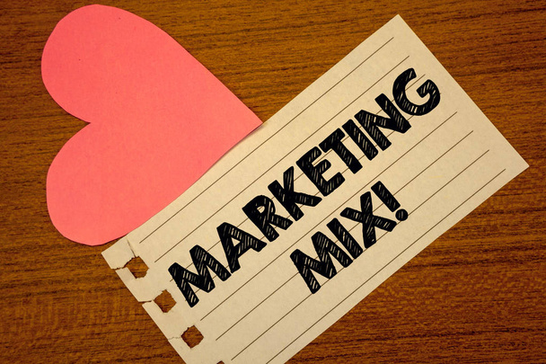Szövegírás, Marketing Mix motivációs hívja szó. Üzleti koncepció a márkatermék előmozdító cselekvések piaci Paperpiece szív tábla Oldalháttér gépelési munka jegyző oktatóanyag - Fotó, kép