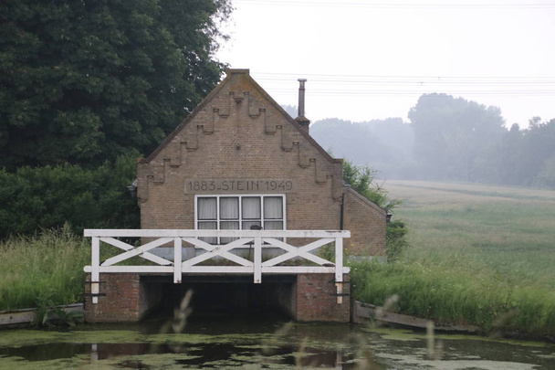 Antigua estación de bombeo de agua llamada Stein en Haastrecht cerca de Gouda en los Países Bajos
. - Foto, imagen