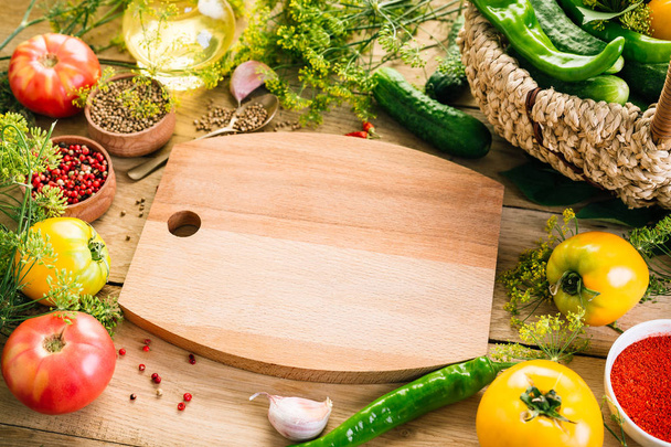 Keret élelmiszer sárga paradicsom paprika és fűszerek daraboló Board fa háttér recept zöldség készítmény - Fotó, kép