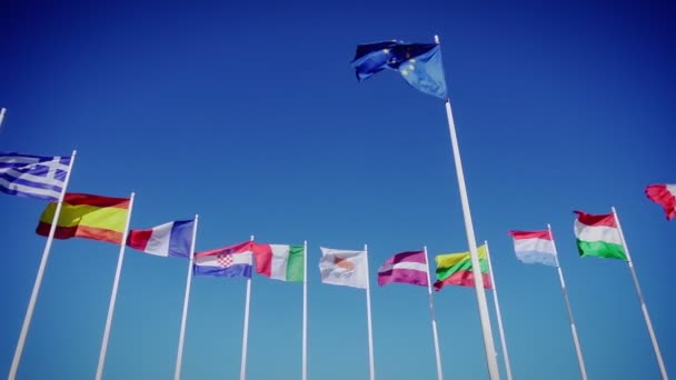 Flagi państw UE i Europejskiej przeciw błękitne niebo - Materiał filmowy, wideo