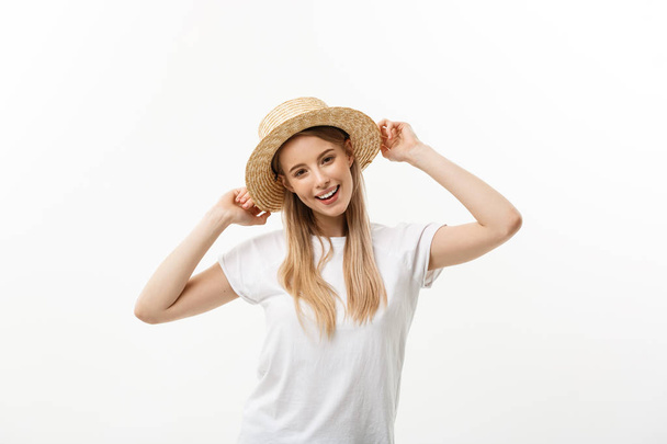 Mulher feliz verão isolado no estúdio branco. Retrato fresco energético da jovem animada aplaudindo em usar chapéu de praia
 - Foto, Imagem