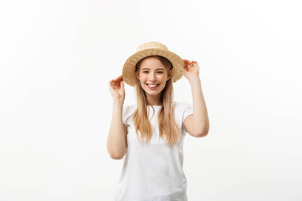 glückliche Sommerfrau isoliert in weißem Studio. Energiegeladenes frisches Porträt einer jungen Frau, die mit Strandhut aufgeregt jubelt - Foto, Bild