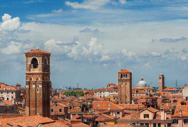 Venetsia historiallinen keskusta horisonttiin Rialto Market District, jossa vanhat kellotornit ja pilvet
 - Valokuva, kuva
