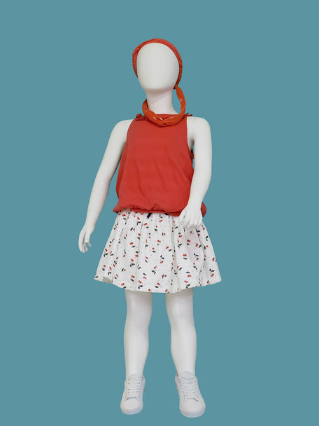 Manequim infantil de comprimento total vestido com roupas da moda, isolado. Sem marcas ou objetos de direitos autorais
. - Foto, Imagem