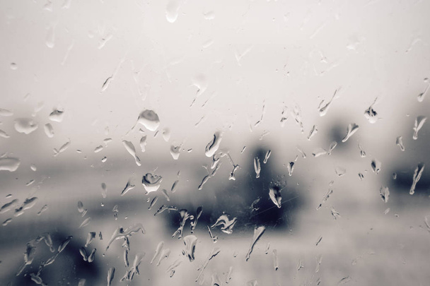 Regentropfen auf das Glas im Hintergrund der Stadt - Foto, Bild
