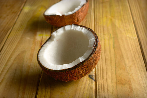 木製のテーブル - クローズ アップのココナッツを開く - 写真・画像