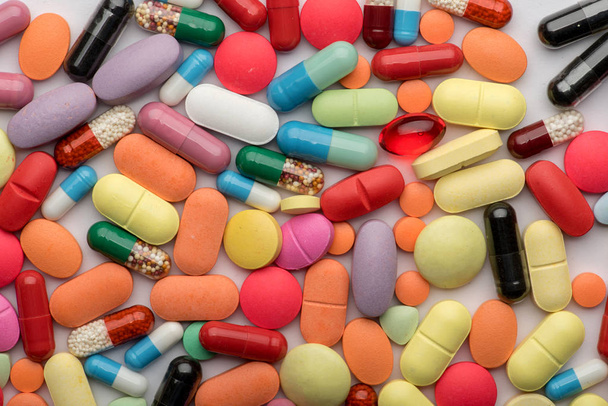 Thème pharmacie. Pilules et capsules isolées multicolores
. - Photo, image