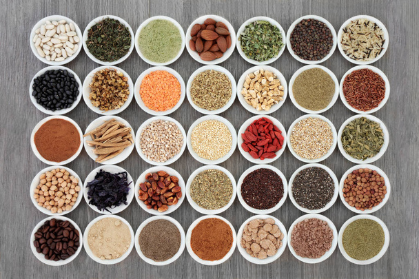 Dieta seca alimentos saludables con suplementos en polvo, legumbres, nueces, semillas, granos, cereales, verduras, frutas y hierbas, algunos de los cuales se utilizan como supresores del apetito
.  - Foto, Imagen
