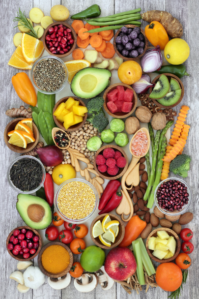 Élelmiszer-egészségügyi koncepció a gyümölcsök, zöldségek, gyógynövények, fűszer, diófélék, magvak, gabona és hüvelyesek. Szuper élelmiszerek magas antioxidánsok, antocianinok, intelligens szénhidrát, rost, vitaminok és ásványi anyagok. - Fotó, kép