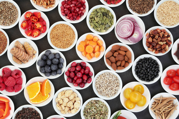 Здоров'я їжі для здорового серця з овочами, фруктами, зернами, пульсами, горіхами, насінням та лікарськими травами та спеціями. Концепція суперпродовольства з продуктами з високим вмістом антиоксидантів, омега-3 фунтових кислот, розумних вуглеводів, мінералів та вітамінів
. - Фото, зображення