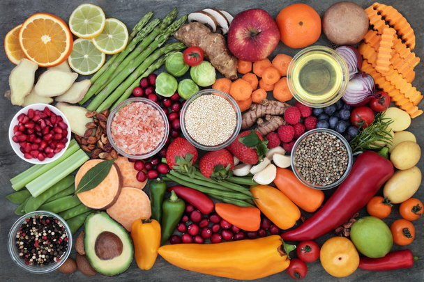 Saúde seleção de alimentos com legumes frescos, frutas, ervas, especiarias, grãos, sementes, sal himalaia e azeite. Super alimentos muito ricos em antioxidantes e vitaminas
. - Foto, Imagem