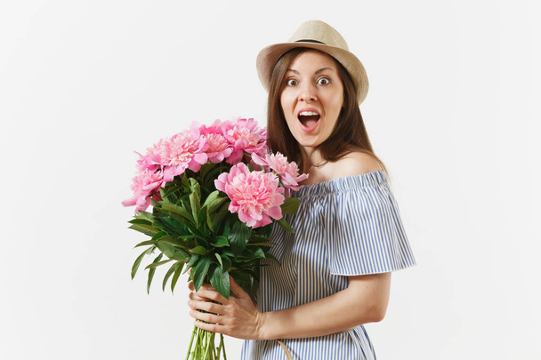 Inschrijving jongedame in blauwe jurk, hoed boeket van mooie roze pioenrozen bloemen te houden geïsoleerd op een witte achtergrond. St. Valentine's Day, International Women's Day concept vakantie. Gebied van de reclame - Foto, afbeelding