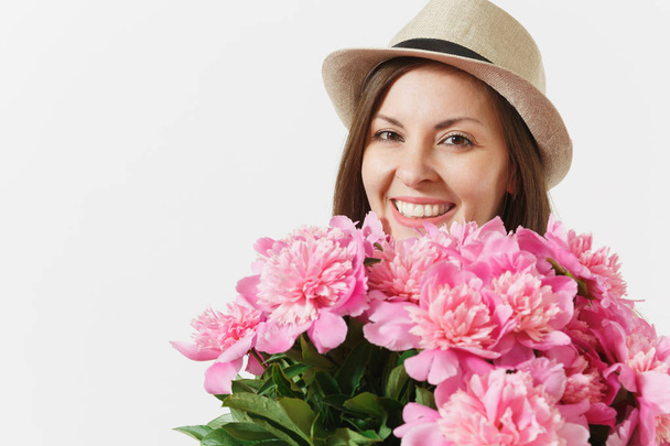 Close up jovem mulher macia em vestido azul, chapéu segurando buquê de peônias rosa flores isoladas no fundo branco. Dia de São Valentim, conceito de feriado do Dia Internacional da Mulher. Área publicitária
 - Foto, Imagem
