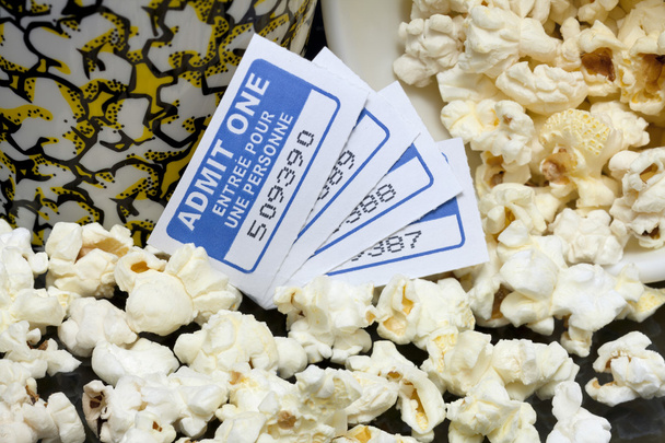 rozlane popcorn z bilety do kina - Zdjęcie, obraz