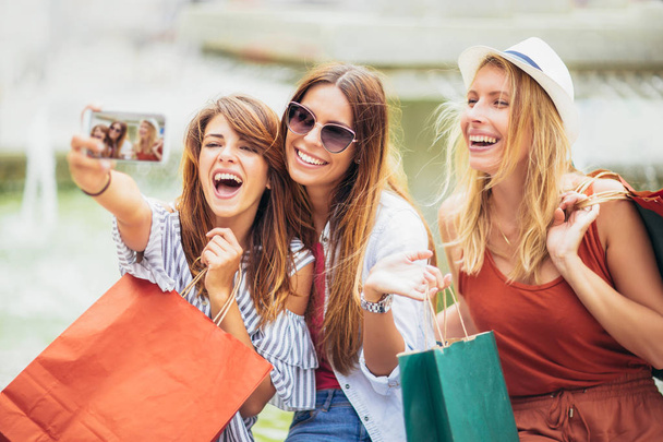 Tři ženy společně nakupovat a selfie fotografie - Fotografie, Obrázek